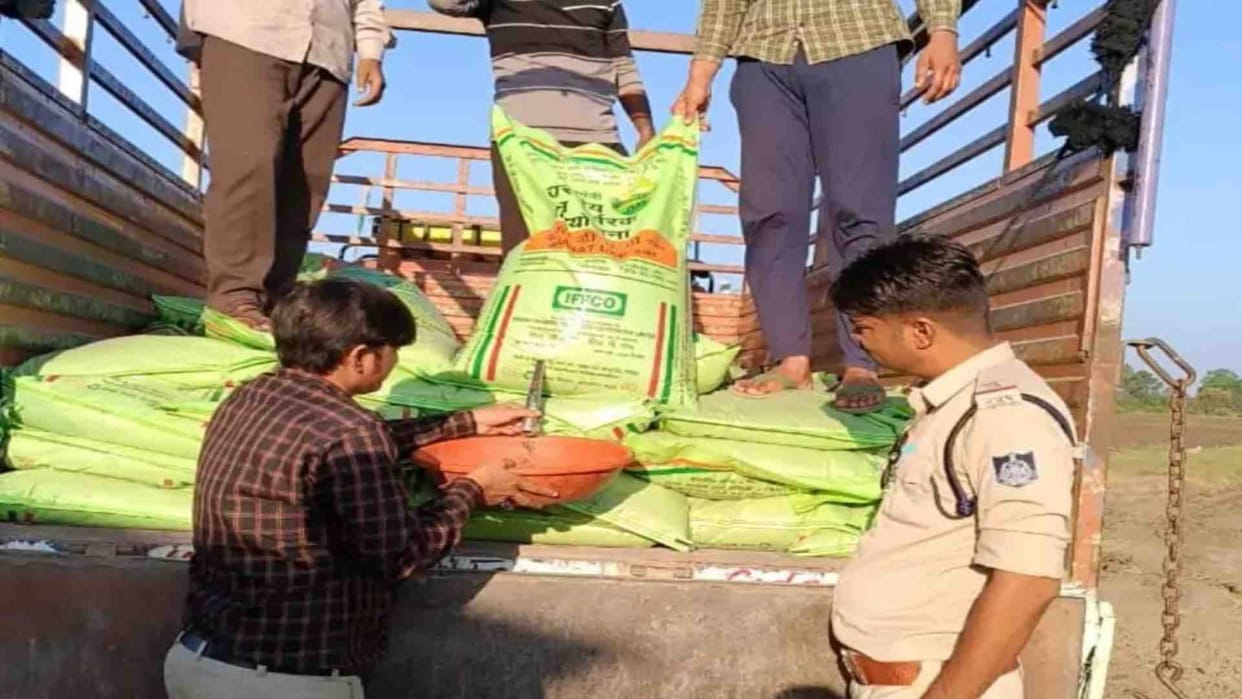 SST team and police seized 100 bags of fake fertilizer in Mandsaur