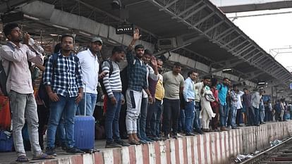 Gorakhpur News: पीईटी से छूटे तो ट्रेनों में चढ़ने को दी कड़ी परीक्षा, अतिरिक्त कोच भी नहीं दे सके राहत PET exam given a tough test to board trains news