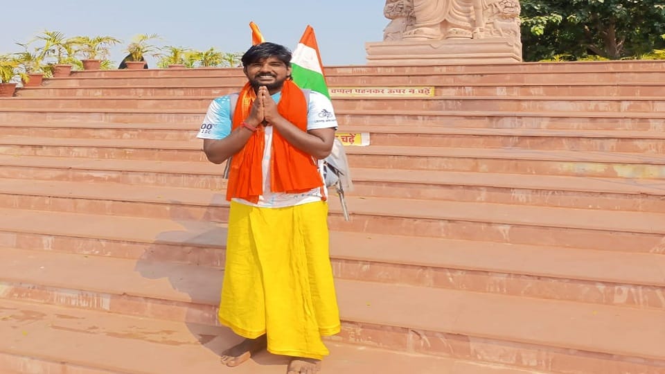 Akshay Bhagat of Bengal set out on a walking journey to know the pain suffered by Lord Shri Ram during his exi
