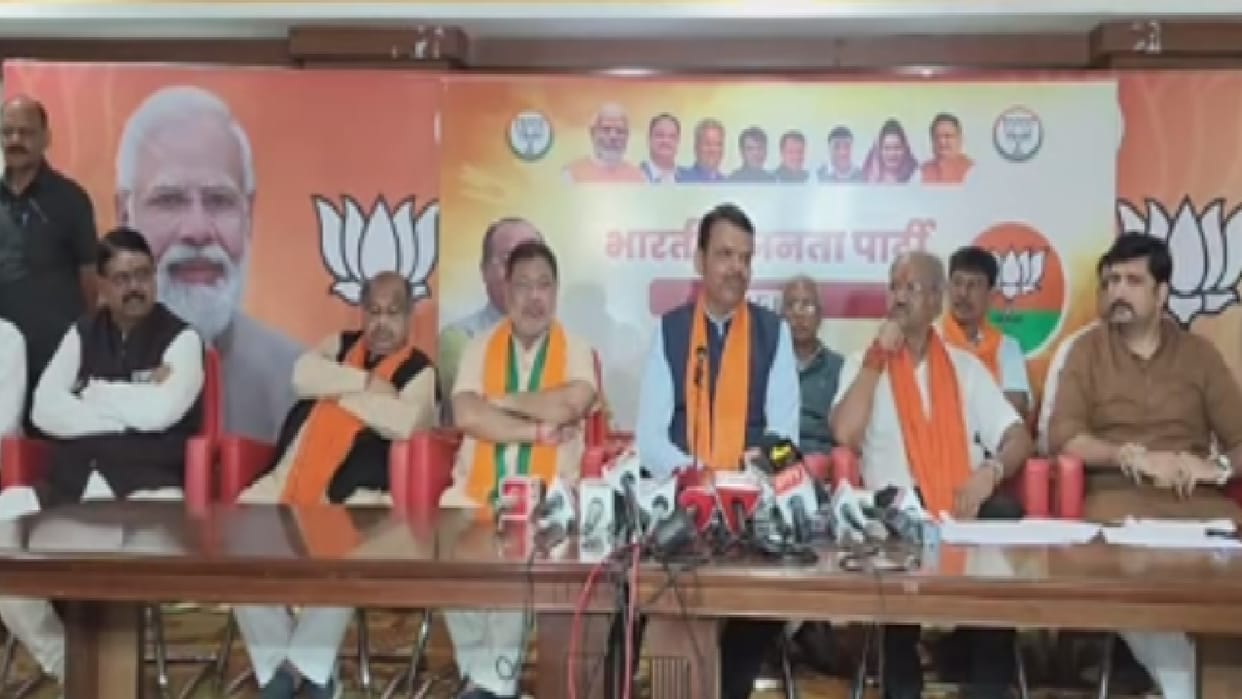CG Election 2023: Devendra Fadnavis said Lalu and Bhupesh baghel for cow dung