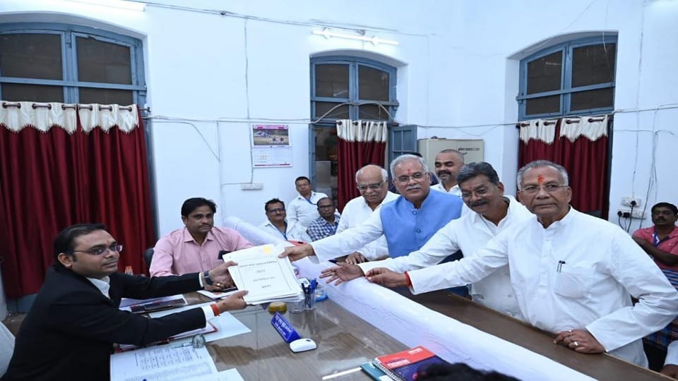 सीएम बघेल ने दाखिल किया नामांकन