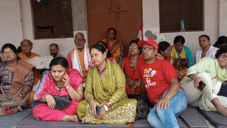 People sitting at Lajpat Nagar Community Center demanding population control law