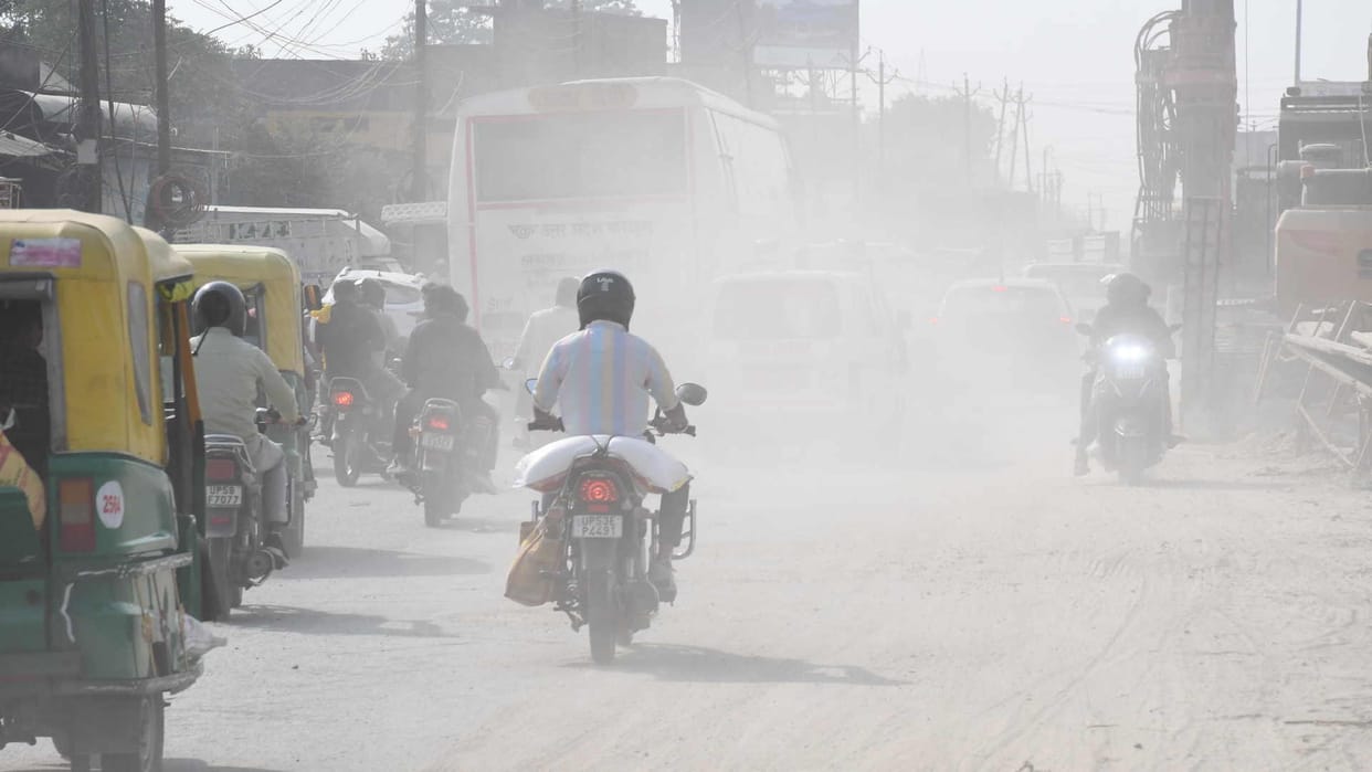 road or building standards ignored in construction work dust everywhere in Gorakhpur