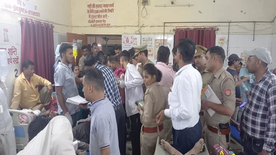 Speeding car hits tempo in Hathras