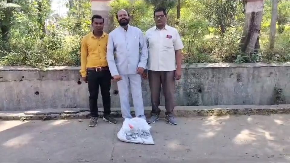 CG Election 2023 A man arrived in Korba with ten thousand rupees coins to file nomination