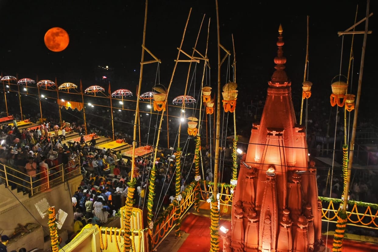 Sky lamps decorated on the Ghats of Banaras in memory of martyrs, continuing the tradition of three decades