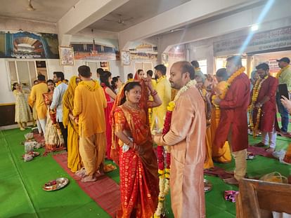 MP News: किसी का रिश्ता न टूटे, परिवार न छूटे, यह सीख देने गायत्री परिवार ने उज्जैन में किया नवदंपति सम्मेलन Gayatri Parivar navdampati sammelan in Ujjain to teach them how to be in fruitful relationship