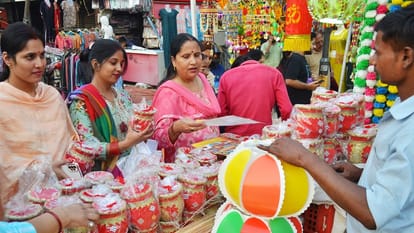 Bumper booking in beauty parlor for Karwa Chauth in Bareilly
