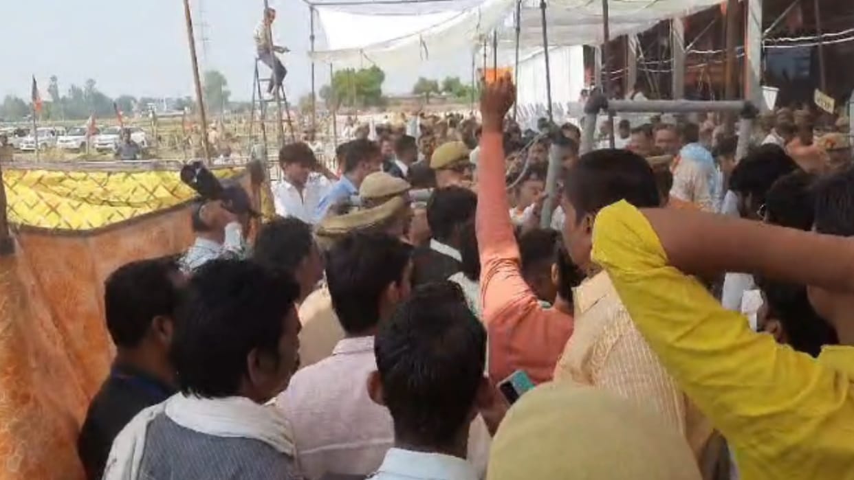 The crowd pushed the police and entered Yogi's meeting, metal detector gate broken.