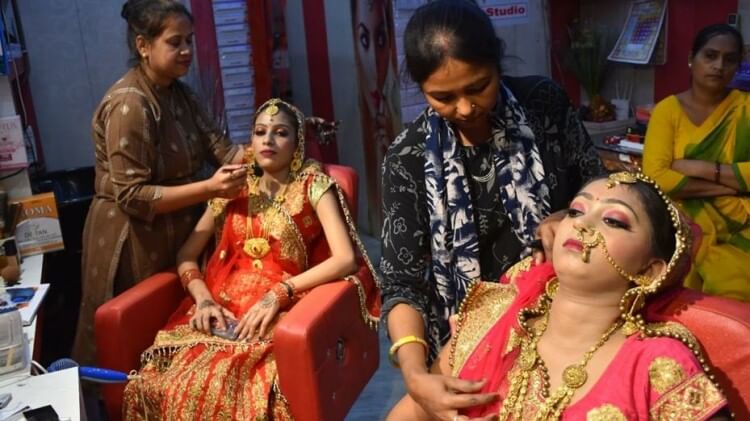 Karwa Chauth 2023: करवाचौथ की तैयारी पूरी, इस तरह करें पूजा...मुरादाबाद में शुभ मुहुर्त शाम पांच से होगा शुरू