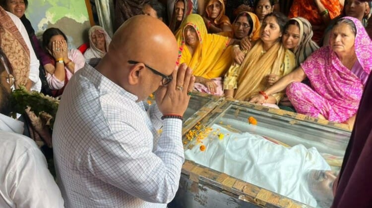 Lucknow: सपा नेता के परिजनों ने मिले कांग्रेस अध्यक्ष अजय राय, पीडीए साइकिल यात्रा के दौरान हो गई थी मौत