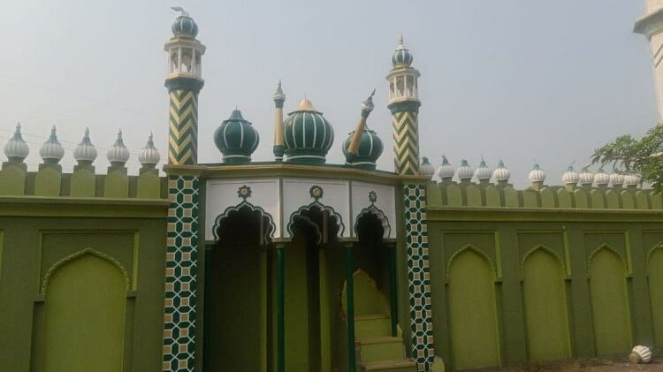 Meerut: असामाजिक तत्वों ने की माहौल बिगाड़ने की कोशिश, धार्मिक स्थल पर की तोड़फोड, अधिकारी मौके पर