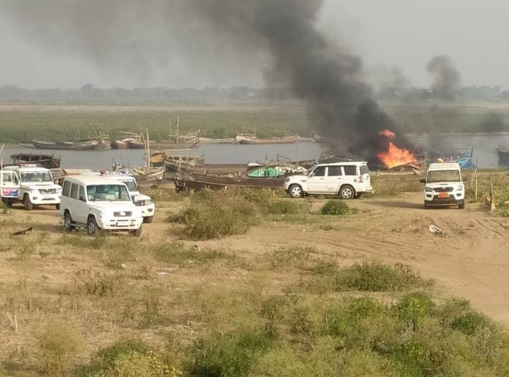 Guns roared for illegal sand mining in Patna, miscreants set fire to 6 Poklane machines, Bihar Police
