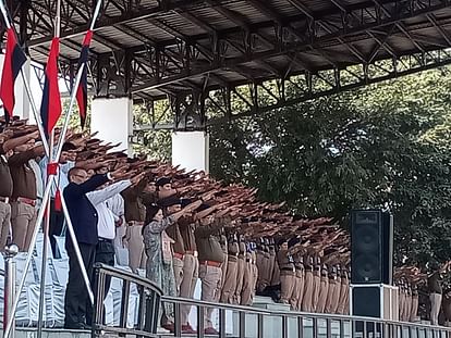 National Unity Day 2023 DGP Ashok Kumar administered oath to policemen in Dehradun police line