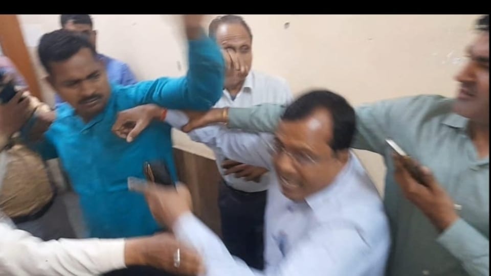 Fight between Amins and anti corruption team in Sadar Tehsil bareilly