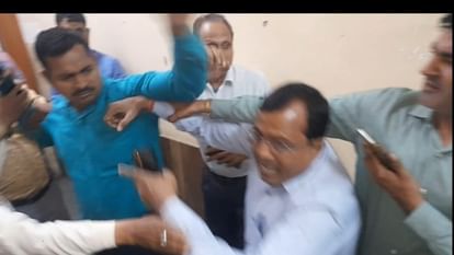 Bareilly News: सदर तहसील में अमीनों और एंटी करप्शन टीम के बीच हुई मारपीट, एक-दूसरे पर लगाए आरोप Fight between Amins and anti corruption team in Sadar Tehsil bareilly
