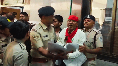 MP Election: नामांकन निरस्त होते ही सपा प्रत्याशी ने किया हंगामा, पुलिस को करना पड़ी मशक्कत MP Election sapa sp candidate nomination rejected