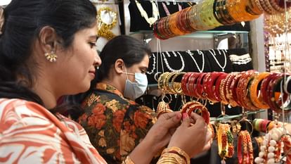Karwa Chauth: पति की लंबी उम्र के लिए सुहागिनें करेंगीं करवा चौथ का व्रत, जानें शुभ मुहूर्त और पूजा विधि Karwa Chauth jammu: Married women observe Karwa Chauth fast for long life of husband