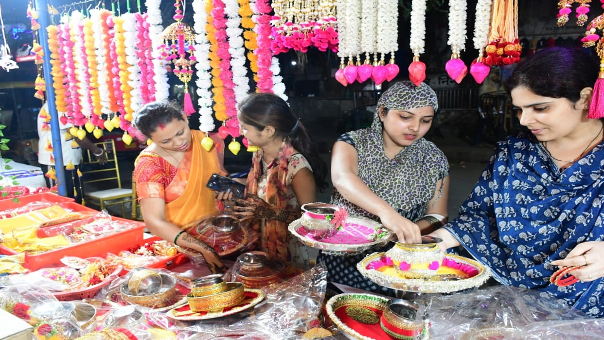 Karva Chauth: Mirror and brocade bangles will be seen on the wrists of married women