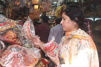 Karva Chauth 2023 Married women preparations craze for silver karva Crowd in dehradun market for shopping