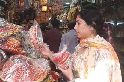 Karva Chauth: तैयारियों में जुटी सुहागिनें, मेहंदी लगवाने को उमड़ी भीड़, चांदी के करवों का क्रेज, तस्वीरें Karva Chauth 2023 Married women preparations craze for silver karva Crowd in dehradun market for shopping
