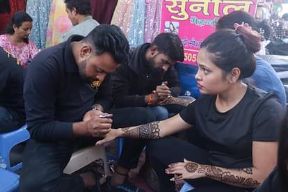 Karva Chauth: तैयारियों में जुटी सुहागिनें, मेहंदी लगवाने को उमड़ी भीड़, चांदी के करवों का क्रेज, तस्वीरें Karva Chauth 2023 Married women preparations craze for silver karva Crowd in dehradun market for shopping