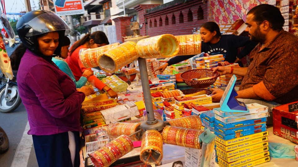 Karwa Chauth 2023 Married women preparations craze for silver karva Crowd in dehradun market for shopping