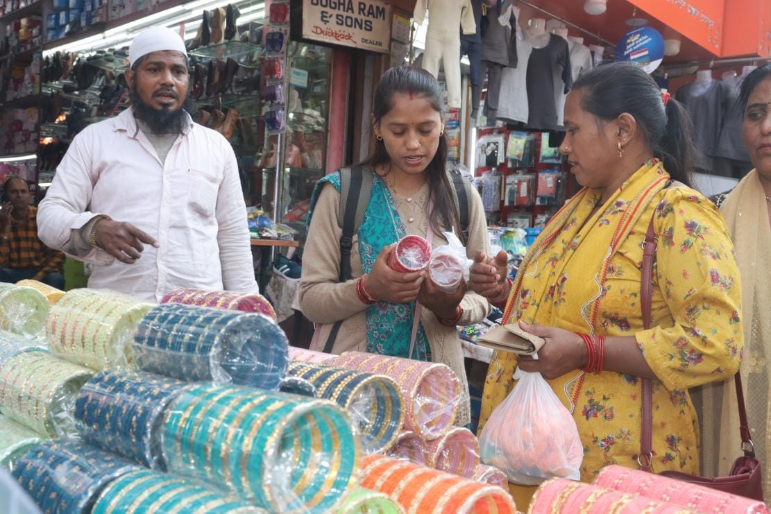 Karwa Chauth 2023 Married women preparations craze for silver karva Crowd in dehradun market for shopping