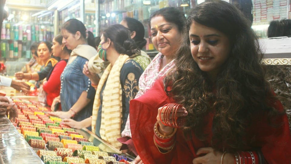 Karwa Chauth 2023: Karwa Chauth excitement markets, excitement among married women fasting first time