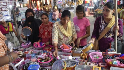 Karwa Chauth 2023: Karwa Chauth excitement markets, excitement among married women fasting first time