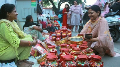 Karwa Chauth 2023: Karwa Chauth excitement markets, excitement among married women fasting first time