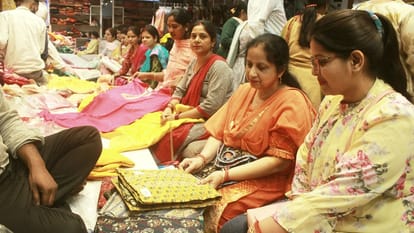 Karwa Chauth 2023: Karwa Chauth excitement markets, excitement among married women fasting first time
