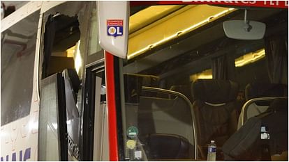 Football: लियोन फुटबाल टीम की बस पर हमला, कोच घायल, नौ लोग हिरासत में Football: Lyon football team bus attacked, coach injured, nine people detained