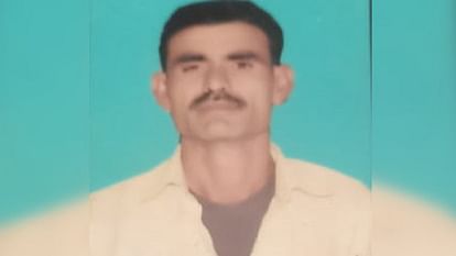 रिश्तों का कत्ल: जमीनी विवाद में भतीजे ने चाचा की फावड़े से काटकर की हत्या, दादा ने पोते के नाम कर दी थी जमीन Nephew kills uncle by cutting him with a shovel in land dispute