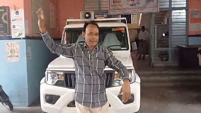 मथुरा: सीएमओ की कार पर रखे स्पीकर, फिर कर्मचारी ने किया ऐसा डांस; वीडियो हो गया वायरल Mathura Speakers were placed on CMO's car employee dance Video goes viral