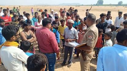 नदी के पास जुटी गांव वालों की भीड़