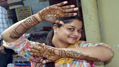 शामली: महिला ने हांथों में लगाई मेहंदी