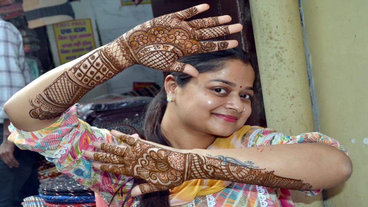 Karva Chauth 2023: women did shopping in market in Shamli and will keep fast for their husbands on 1 November
