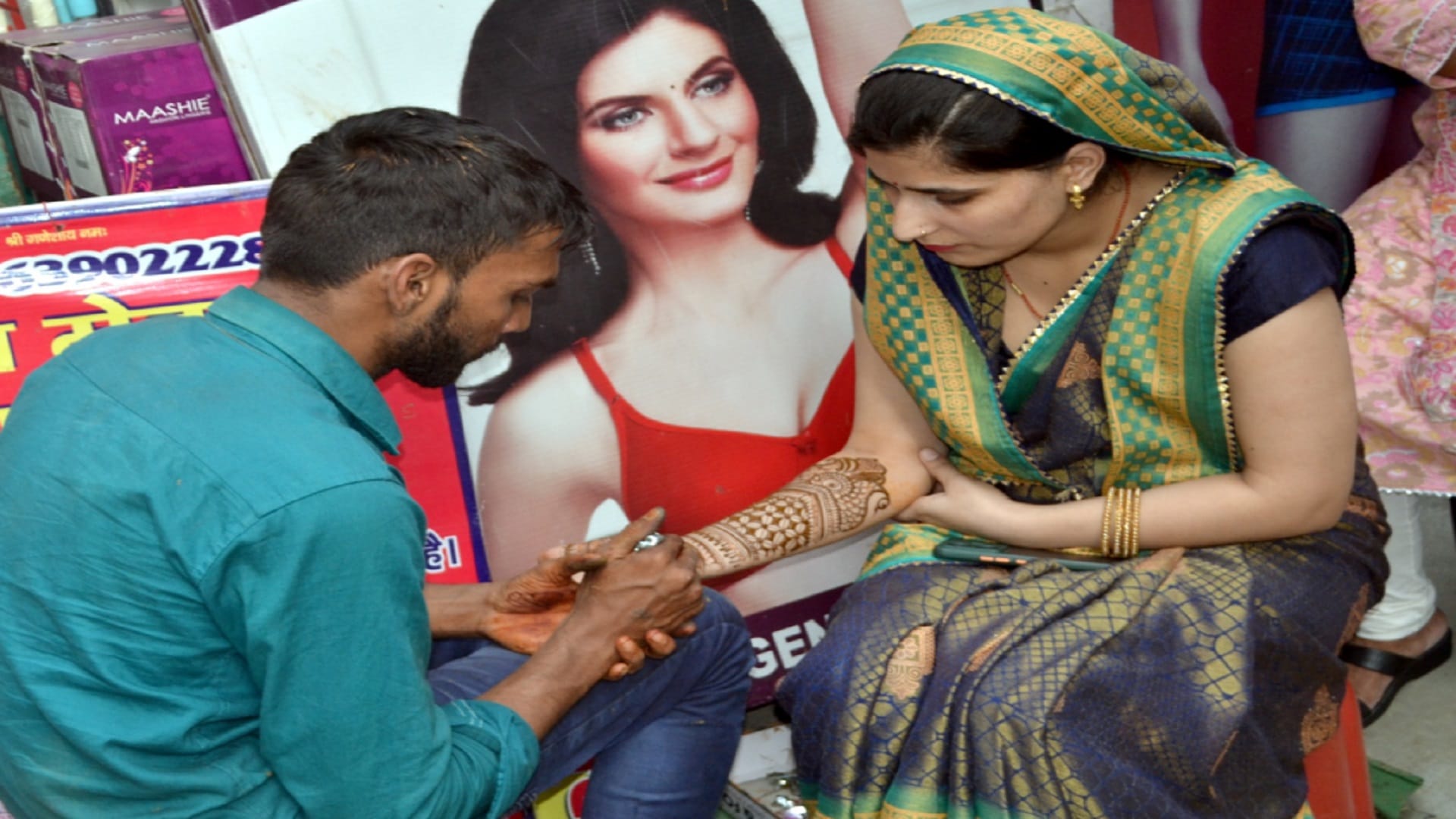 Karva Chauth 2023: women did shopping in market in Shamli and will keep fast for their husbands on 1 November