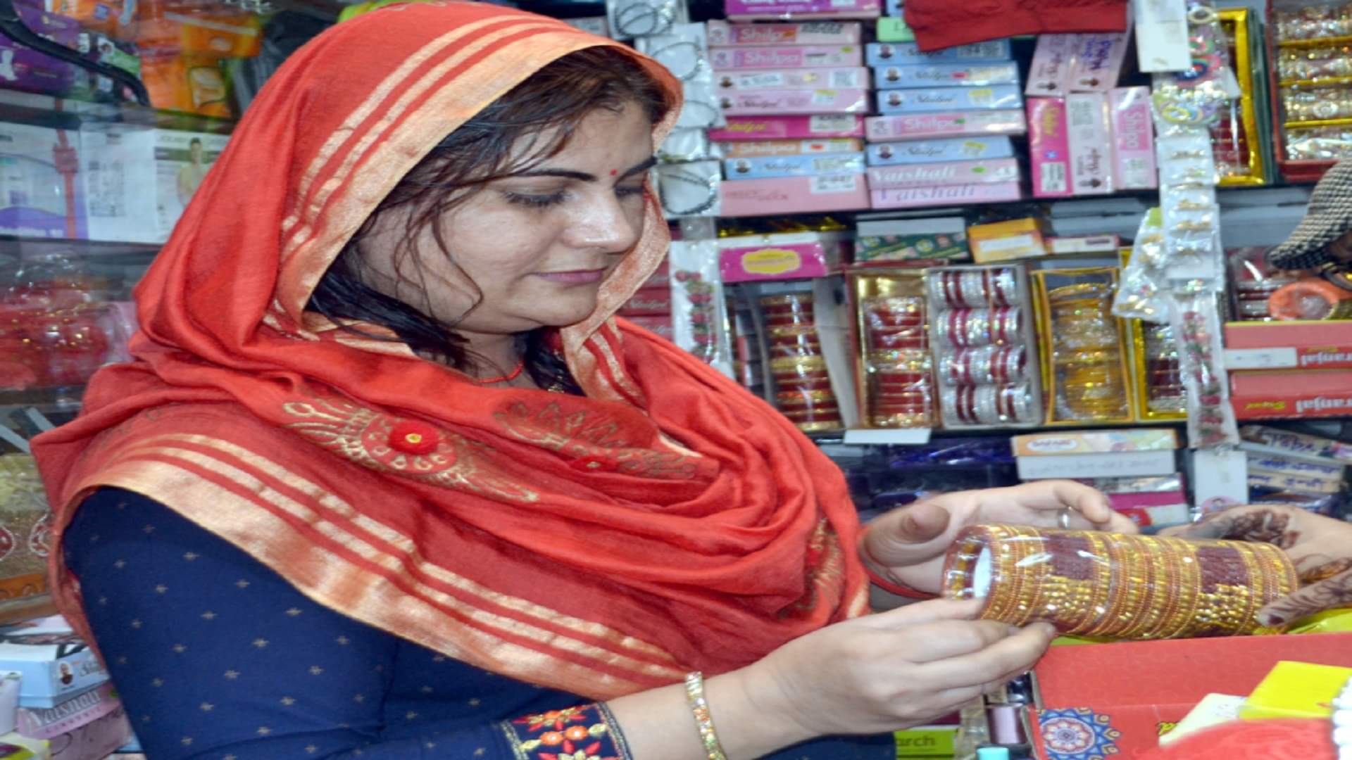 Karva Chauth 2023: women did shopping in market in Shamli and will keep fast for their husbands on 1 November