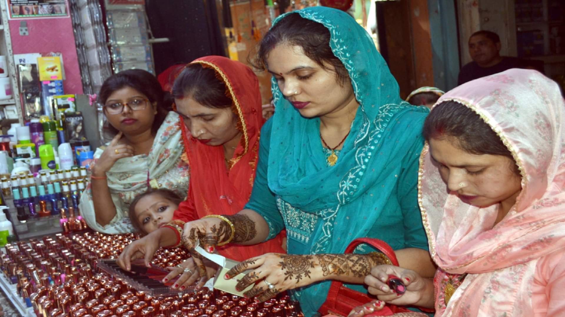 Karva Chauth 2023: women did shopping in market in Shamli and will keep fast for their husbands on 1 November