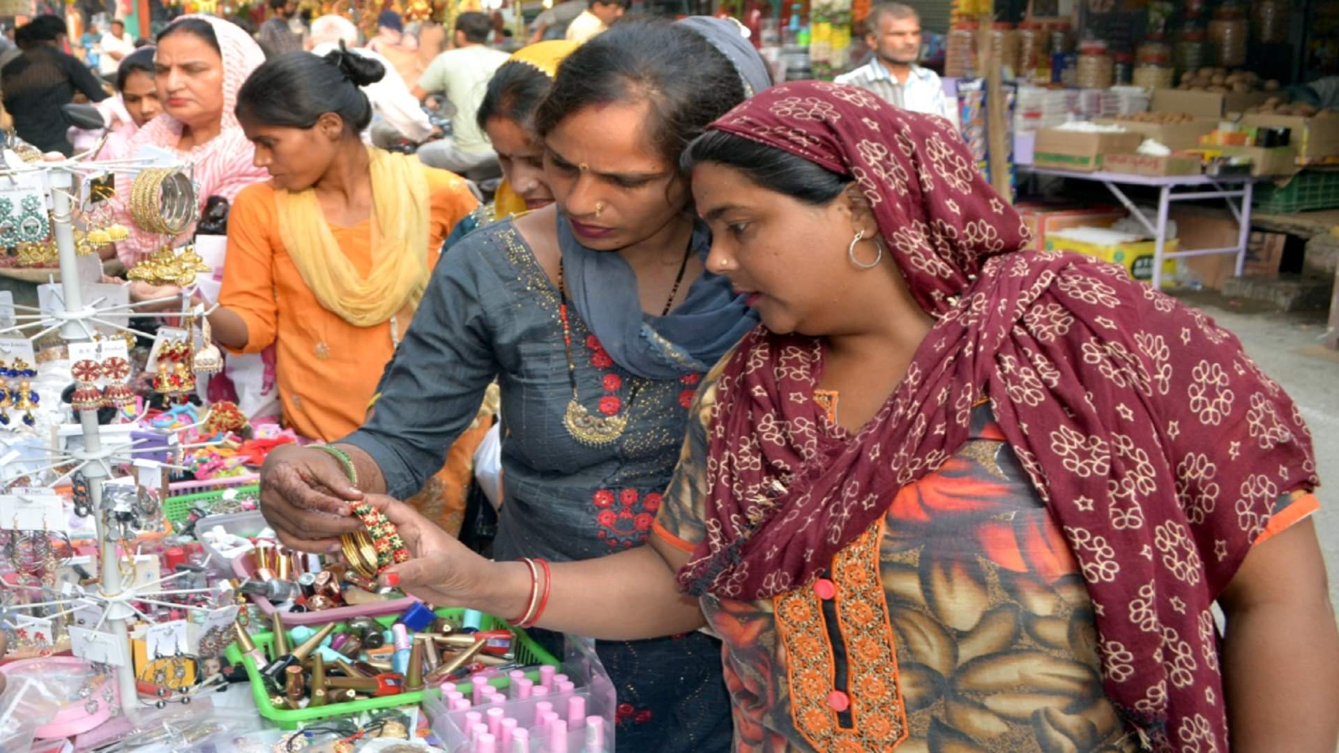 Karva Chauth 2023: women did shopping in market in Shamli and will keep fast for their husbands on 1 November