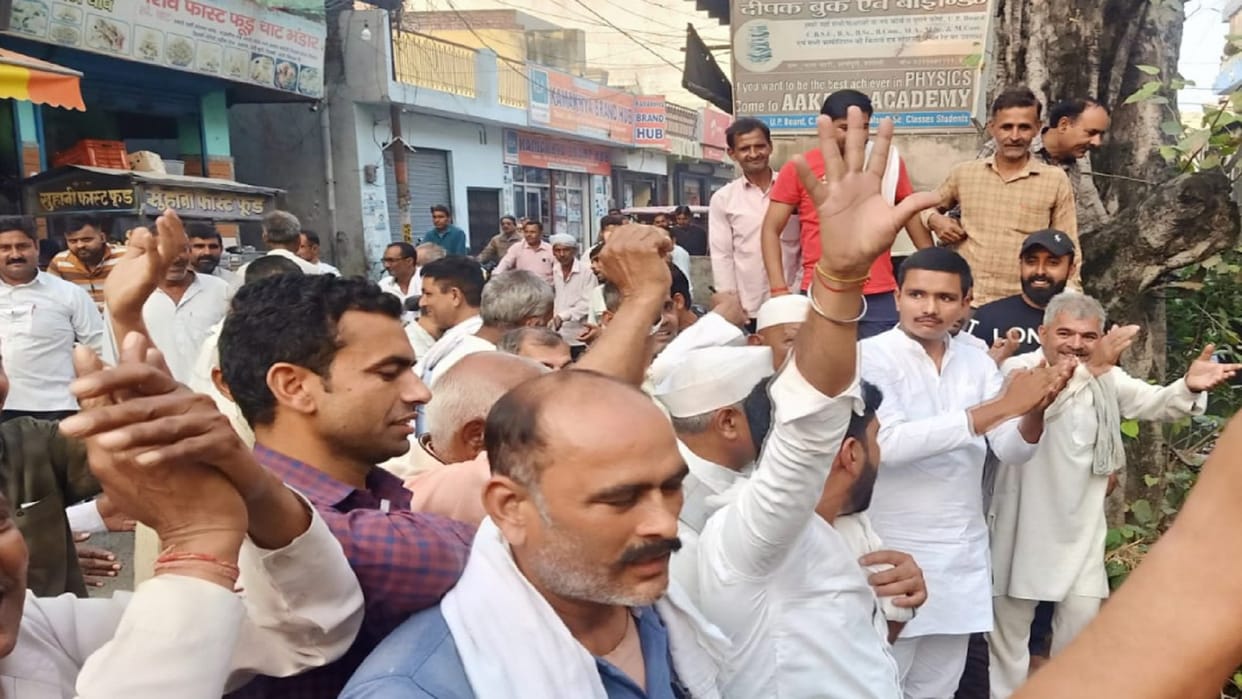 Farmers burnt effigy of mill owner in Shamsi and immersed his ashes in a dirty drain