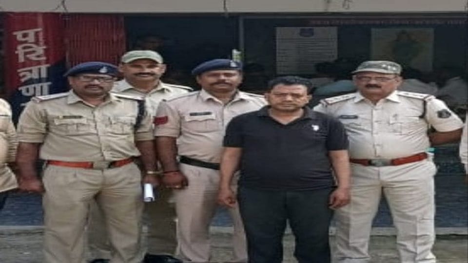 पुलिस की गिरफ्त में आरोपी
