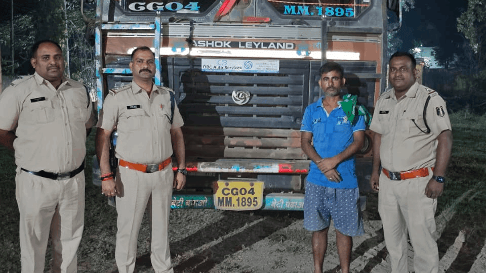 CG Election 2023 Truck filled with 9 thousand sarees seized in Korba