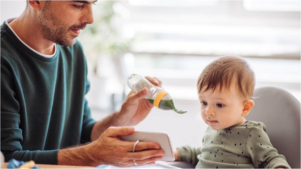 Parenting Tips Side Effect Of Watching Mobile while Eating Food For Kids