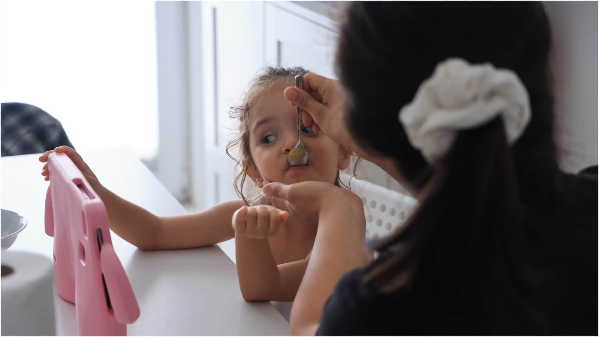 Parenting Tips Side Effect Of Watching Mobile while Eating Food For Kids