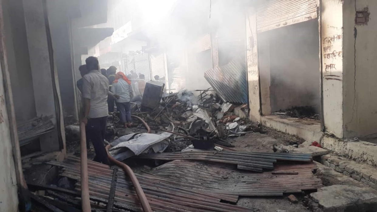 Fire broke out in firecracker shop due to gas cylinder explosion two died in siddharthnagar