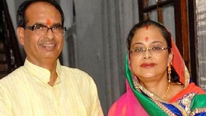 MP Election 2023: शिवराज हैं 'बे-कार', साधना एम्बेसडर पर सवार, सीएम की पत्नी के पास है 34 लाख के जेवर MP Election 2023: Shivraj is carless Sadhna rides on Ambassador, CM wife has jewelery worth Rs 34 lakh