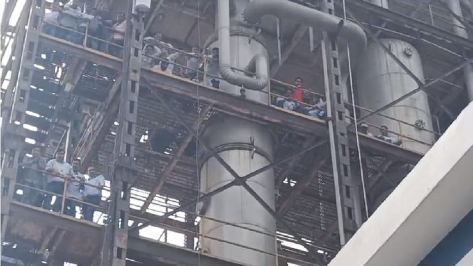 Liquor factory workers create ruckus after management give notice of termination in Shahjahanpur